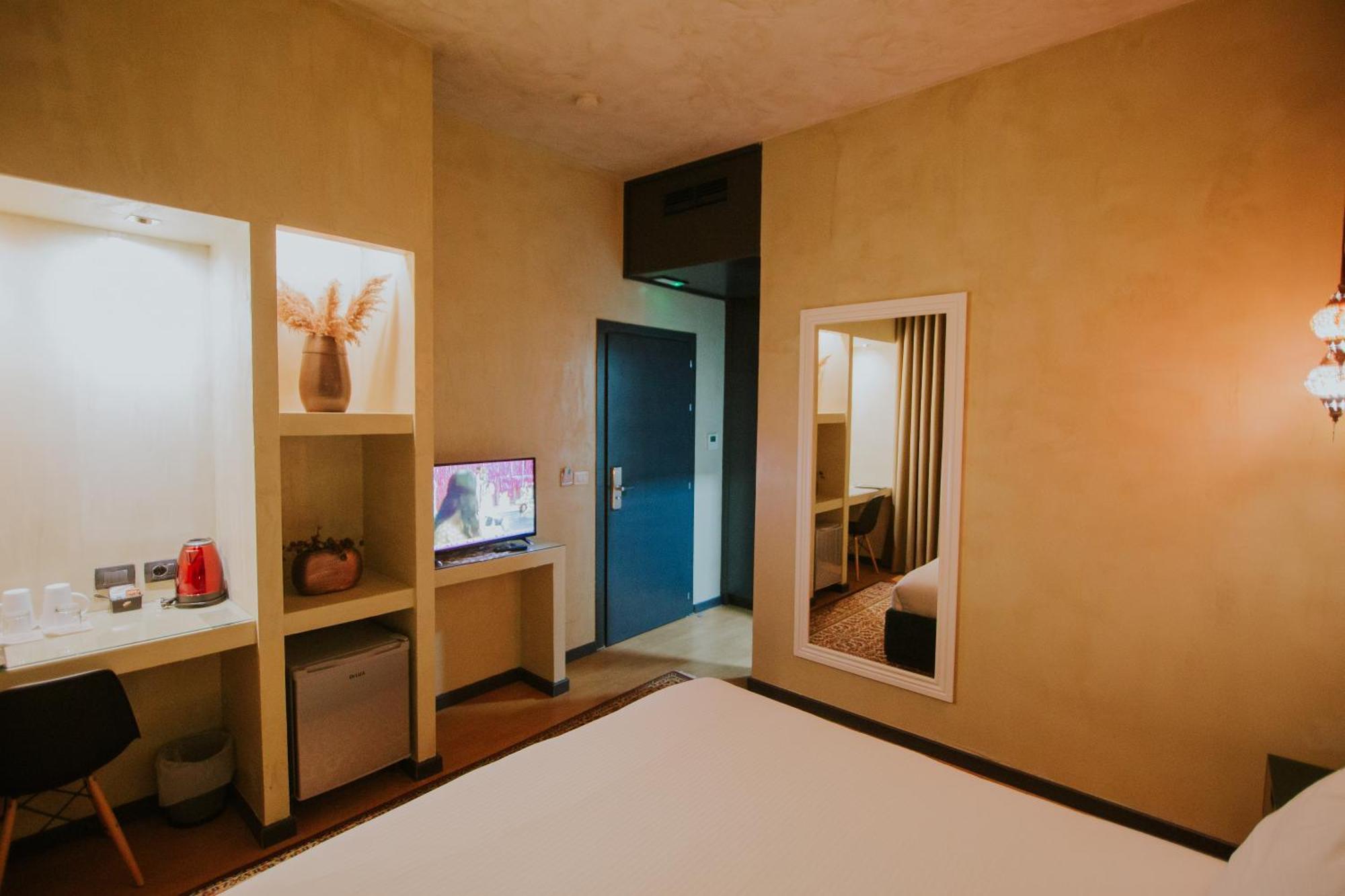 Hotel Dim's & Restaurant