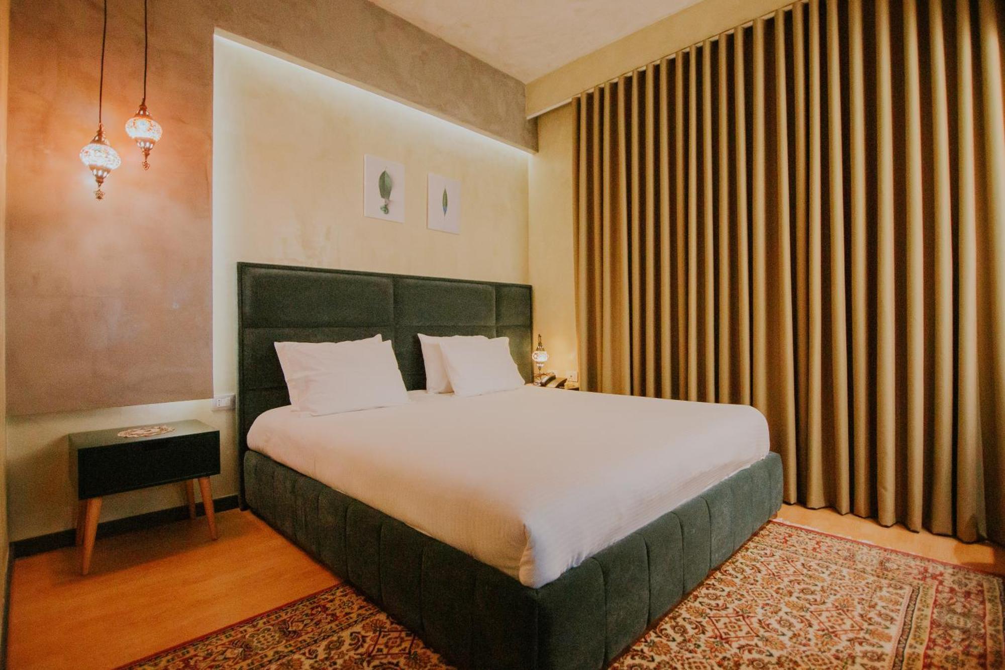 Hotel Dim's & Restaurant